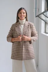 Blazer de corte recto con estampado a cuadros en tonos beige y marrón, con solapas clásicas y cierre frontal.