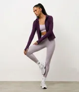Campera deportiva de microfibra color violeta oscuro, con capucha ajustable por cordón, cierre frontal completo y mangas largas con puños con abertura para pulgar.