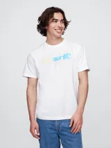 Remera blanca de manga corta con cuello redondo y un estampado frontal que dice "surf" con una ola estilizada.