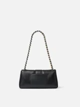 Cartera de cuero de cordero color blanco de silueta rectangular, con solapa frontal, cierre magnético y correa de cadena combinada con cuero trenzado. Incluye el logotipo de la marca grabado en dorado en el frente.