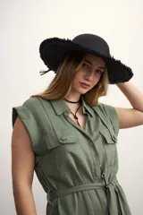 Vestido camisero corto negro con cuello clásico, solapas, cierre frontal con botones, cinturón de lazo y bolsillos laterales.