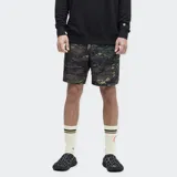 Short de baño verde con estampado de camuflaje, cintura elástica con cordón ajustable y bolsillos laterales.