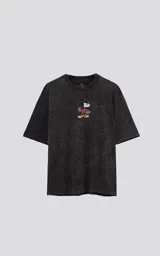Remera de algodón premium color negro con efecto nevado (acid wash), corte oversize y cuello redondo. Presenta un estampado frontal de Mickey Mouse con una patineta.