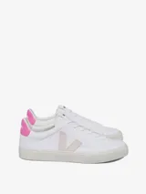 Zapatillas Veja Campo blancas con logo en rosa pastel y talón en rosa chicle.