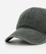 Gorra de seis paneles confeccionada en algodón con acabado desteñido, visera curva y regulador trasero.