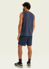 Musculosa deportiva sin mangas de color azul, con diseño de cuello redondo y detalle reflectante en el lateral inferior.