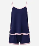 Conjunto de pijama corto compuesto por una musculosa de breteles finos y un short con cintura elástica. Ambas piezas son de color azul marino con detalles de bies en color rosado en los bordes.