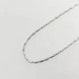 Cadena de plata 925 compuesta por eslabones en forma de pequeños tubos cilíndricos unidos por argollas.