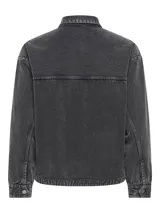 Sobrecamisa de jean de color negro gastado, con cuello camisero, cierre frontal de botones metálicos, bolsillos frontales de parche y mangas largas.