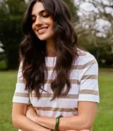 Blusa de punto ligero con diseño de rayas horizontales, cuello redondo y mangas cortas. Confeccionada en una mezcla de viscosa y poliamida, presenta un ajuste al cuerpo.