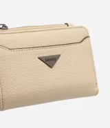 Billetera pequeña tipo sobre Satinato, color beige, confeccionada en poliuretano con textura símil cuero. Cuenta con cierre de cremallera superior, compartimento exterior para tarjetas y aplicación metálica triangular con el logo de la marca en el frente.