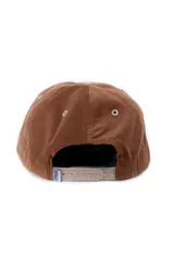 Gorra de pana color marrón con visera beige, con bordado de dos montañas rojas y un sol amarillo.