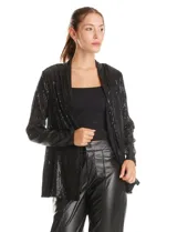 Chaqueta abierta de lentejuelas negras, con mangas largas y forro interno a tono.