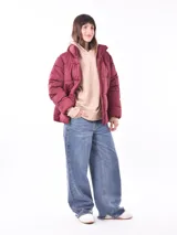 Campera puffer color borgoña con cierre frontal y bolsillos laterales.