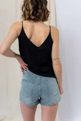 Musculosa de breteles finos con escote en V, confeccionada en tejido fluido con acabado satinado.