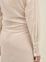 Vestido camisero largo negro con botones nacarados, lazo en la cintura y detalle de Polonio en cobre.