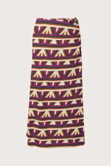 Falda larga de licra con diseño estampado geométrico multicolor, drapeado asimétrico y detalle de argolla en la cintura.