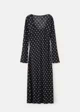 Vestido largo negro con estampado de lunares blancos, de corte recto, escote redondo y mangas largas.