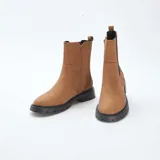 Botines estilo Chelsea de material sintético color marrón, con paneles elásticos laterales, cierre lateral y suela track negra de goma.