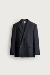Blazer cruzada Zara para hombre, corte relaxed fit, de color azul marino con botones dorados metálicos. Presenta cuello con solapas de pico, bolsillos con solapa en la cadera y bolsillo de vivo en el pecho.