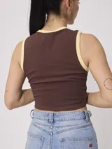Musculosa crop de algodón elastizado color rojo, con ribetes blancos en el cuello y las sisas, y un parche bordado frontal con el logo de la marca Rusty Shop.