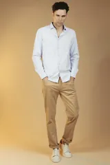 Pantalón de gabardina color beige, de corte recto y estilo clásico, con bolsillos laterales y traseros.