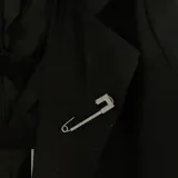 Broche prendedor plateado con forma de gancho de seguridad, adornado con strass.