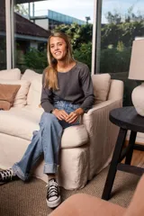 Remera de manga larga con cuello redondo, confeccionada en tejido de algodón suave. Presenta un corte clásico y versátil, ideal para uso diario.