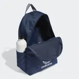 Mochila azul marino de poliéster reciclado con logo Adidas blanco estampado en el frente. Cuenta con un compartimento principal con cierre, bolsillo frontal con cierre, bolsillos laterales y bolsillo interior sin cierre. Las correas son acolchadas y ajustables.