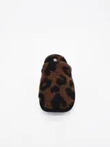 Pantuflas cerradas con estampado animal print tipo leopardo en tonos marrones y negros, con suela acolchada.