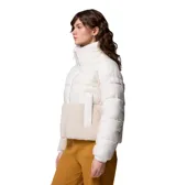 Campera puffer con aislamiento sintético, combinando paneles de tela técnica blanca con detalles en tejido tipo sherpa color beige. Presenta cuello alto, cierre frontal completo, bolsillos laterales con cierre y puños elásticos.