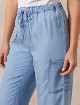 Pantalon cargo de corte wide leg, confeccionado en lyocell color azul claro. Presenta cintura elastizada con cordón de ajuste y bolsillos laterales tipo cargo.