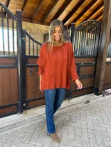 Buzo oversize color terracota, con diseño de ochos en el frente y liso en la espalda.