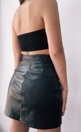 Minifalda negra de cuero sintético con cierre frontal y dos cierres laterales decorativos.