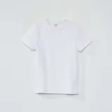 Camiseta blanca de manga corta y cuello redondo.