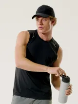 Musculosa deportiva de color negro con detalles reflectantes en los hombros, diseñada para entrenamiento y actividades al aire libre.