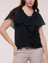 Blusa de corte recto Cable & Gauge, color blanco, con escote redondo, lazo central para anudar y volados fluidos en el frente y las mangas.