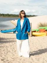 Blazer azul con solapas, bolsillos laterales y mangas 3/4.