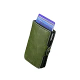 Billetera de cuero color verde con sistema de apertura automática para tarjetas.