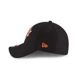 Gorro New Era negro con logo bordado de los New York Knicks en el frente.