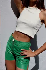Shorts de cuero color verde de tiro medio y corte recto, con cierre frontal, botón y bolsillos funcionales.
