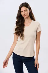 Remera básica de algodón color negro, con cuello redondo y mangas cortas de corte clásico.