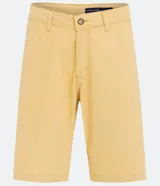 Bermuda masculina de corte recto, confeccionada en sarga de algodón, con bolsillos laterales y traseros.