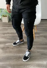 Pantalón cargo negro ajustado con bolsillos laterales y tobillos ajustados.