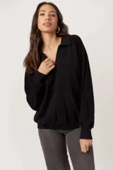 Pullover de tejido liso con mangas de fleece, cuello camisero con escote en V y puños y bajo acanalados.