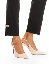 Pantalón de vestir negro en gabardina elastizada, de corte slim y silueta estructurada. Presenta una pretina ancha y un puño ancho en el bajo con un herraje metálico decorativo dorado.