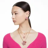 Collar con colgante en forma de flor con cristales rosas de diferentes tamaños y engarces, con cadena dorada.