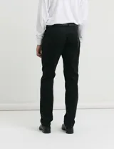 Pantalón de algodón sarga con elastano, diseño de cinco bolsillos con cierre de botón metálico y bolsillos traseros de parche.