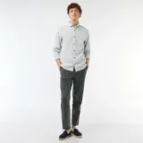 Pantalón chino de corte regular, color verde oscuro, confeccionado con mezcla de lino.