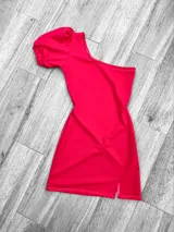 Minivestido blanco con un hombro descubierto y manga corta abullonada.